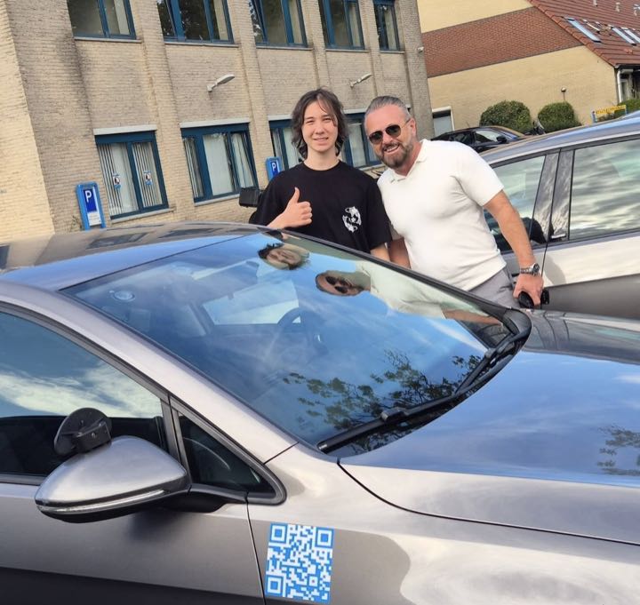 Daphne met instructeur Adnan, geslaagd bij Rijschool Dado in juli 2026