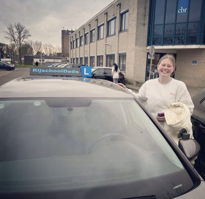 Noa, geslaagd bij Rijschool Dado in februari 2025