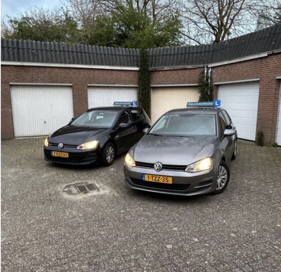 De twee Volkswagen Golf 7-lesauto's van Rijschool Dado